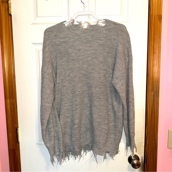 ✨$8!✨Geegee Gray V-Neck Distressed Frayed Hem Rib Knit Sweater - Picture 5 of 5